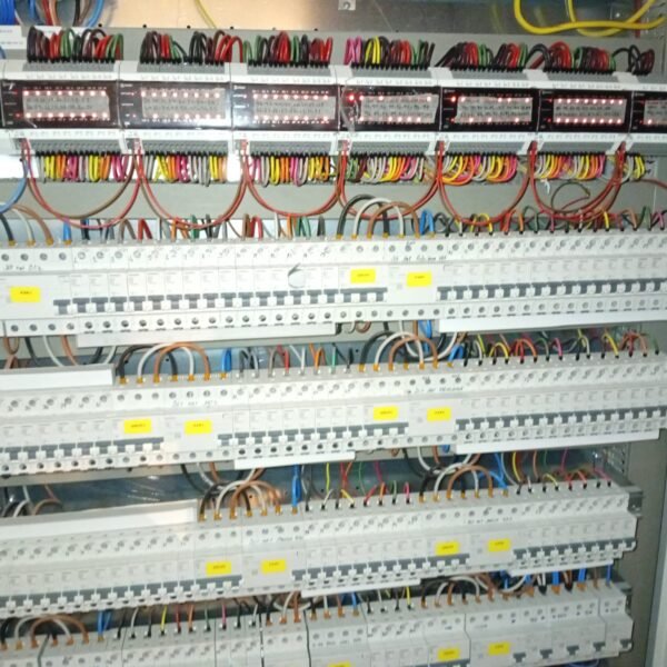 Villa projesinde etiketli kablolamayla kurulmuş KNX otomasyon panosu
