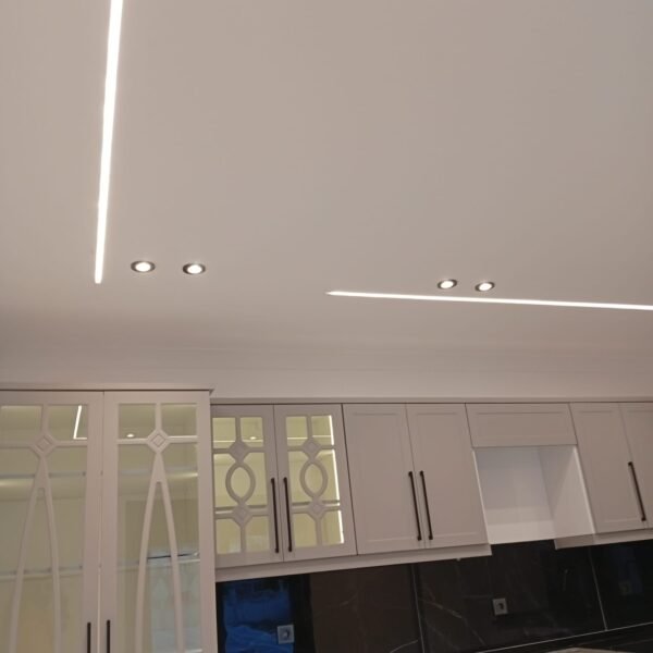 Mutfak ve yaşam alanında lineer LED aydınlatma ve spot uygulaması
