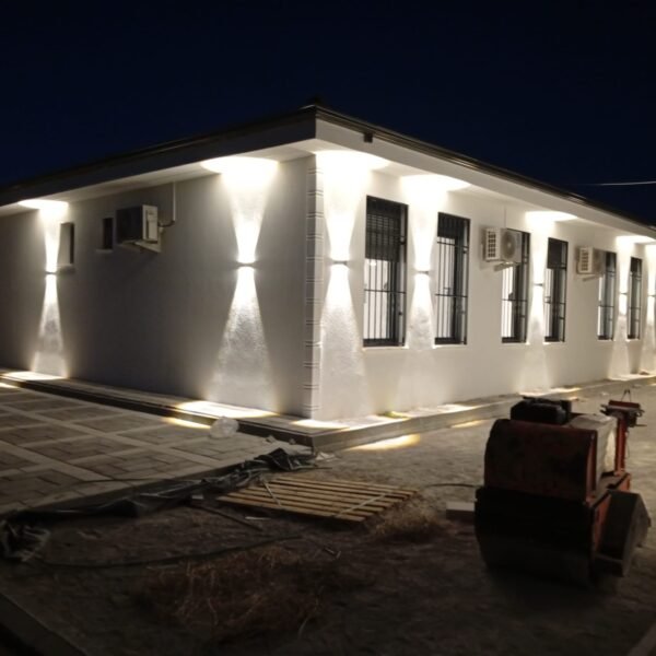 Müstakil villada gece görünümüyle dış cephe lineer aydınlatma uygulaması